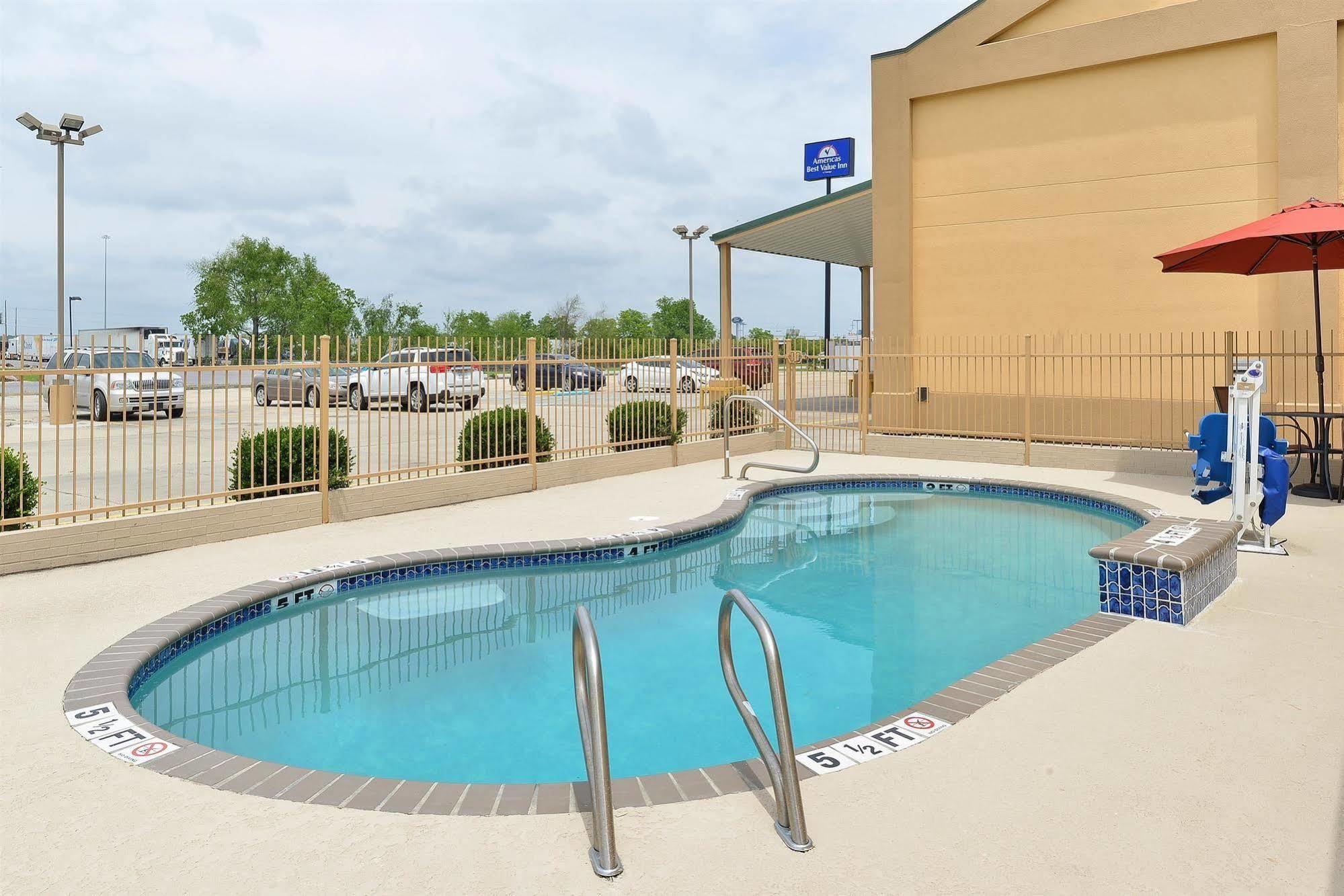 Executive Inn & Suites Breaux Bridge, La Exterior photo